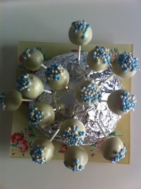 http://i1179.photobucket.com/albums/x387/gina-1988/bakseltjes/CakePopsgeboorte2.jpg