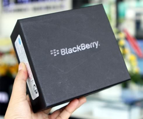 BlackBerry-9900-Unbox_1.jpg