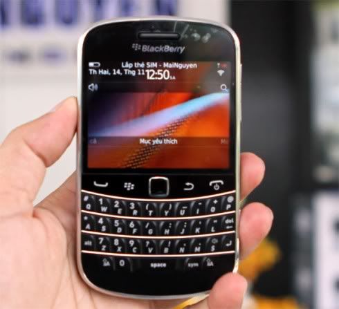 BlackBerry-9900-Unbox_11.jpg