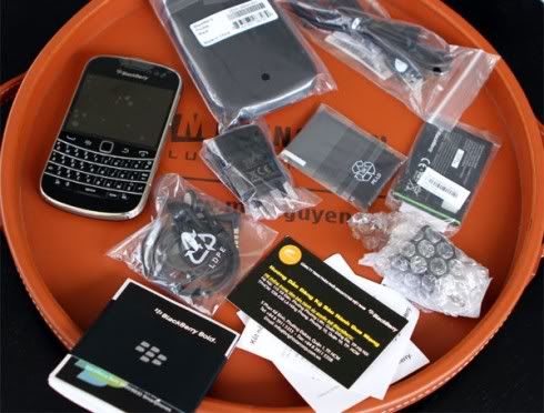 BlackBerry-9900-Unbox_3.jpg