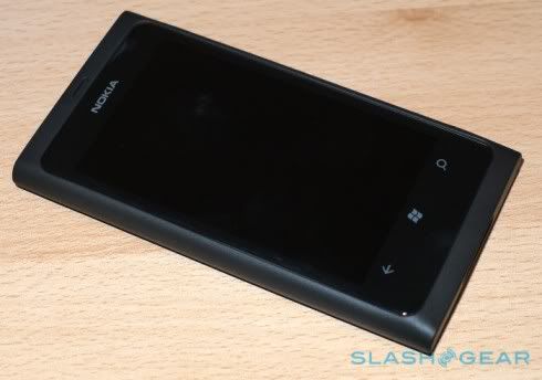 nokia_lumia_800_unboxing_sg_10.jpg