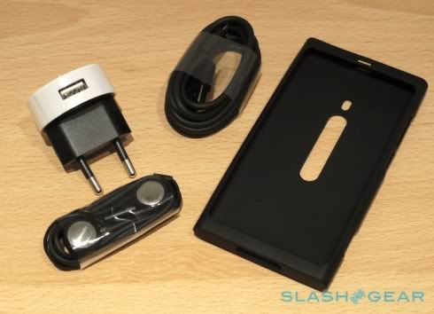 nokia_lumia_800_unboxing_sg_8.jpg