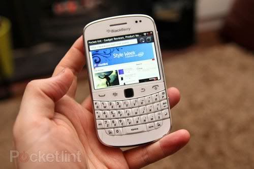 white-blackberry-bold-9900-11.jpg