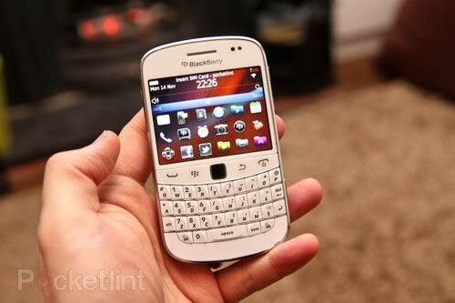 white-blackberry-bold-9900-12.jpg