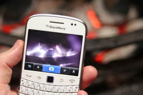 white-blackberry-bold-9900-14.jpg