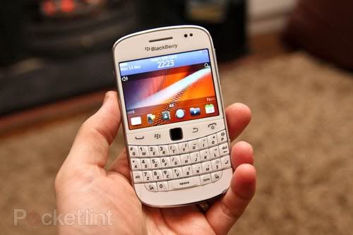 white-blackberry-bold-9900-7.jpg