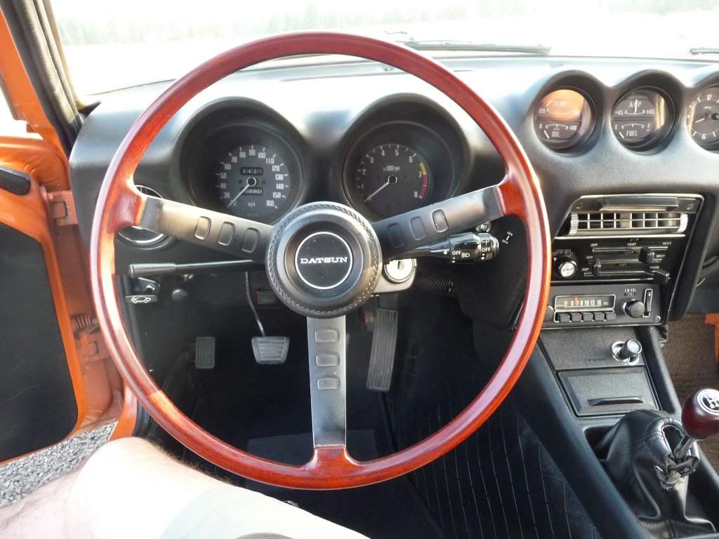 Steering wheel, speedometer and tachometer. photo P1020395.jpg