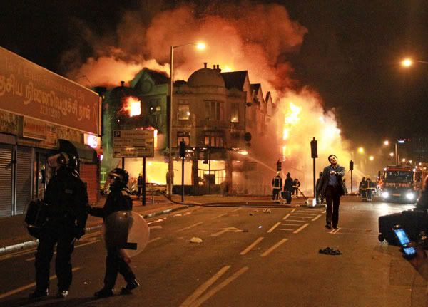 london-riots-fire.jpg